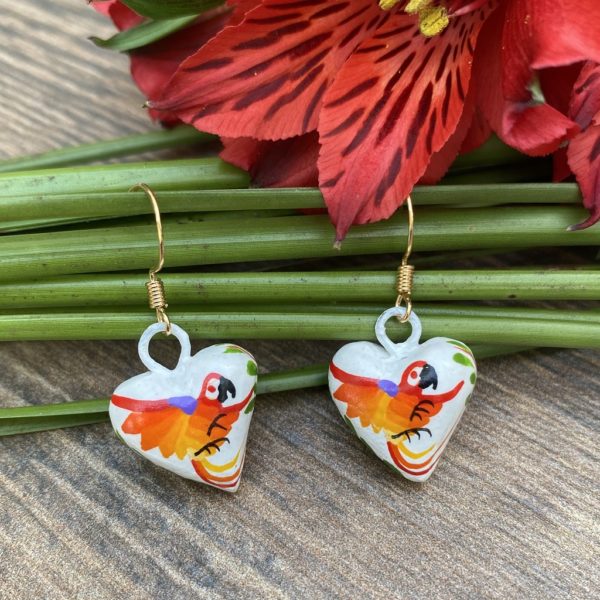 Aretes de barro con guacamaya