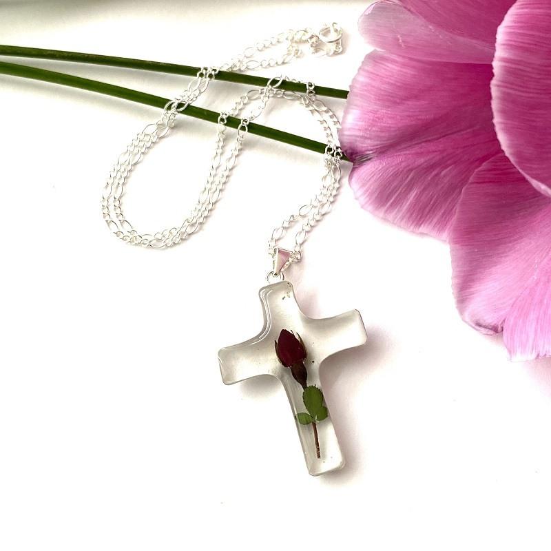 Cruz de plata con rosa miniatura