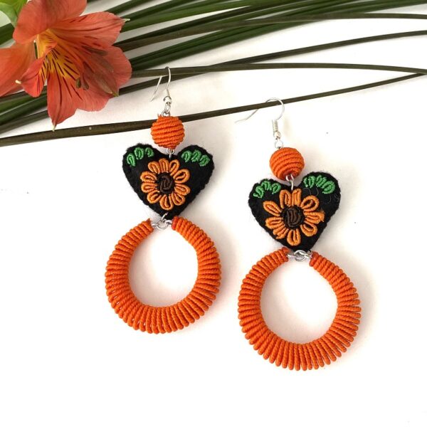 Aretes bordados corazón naranja