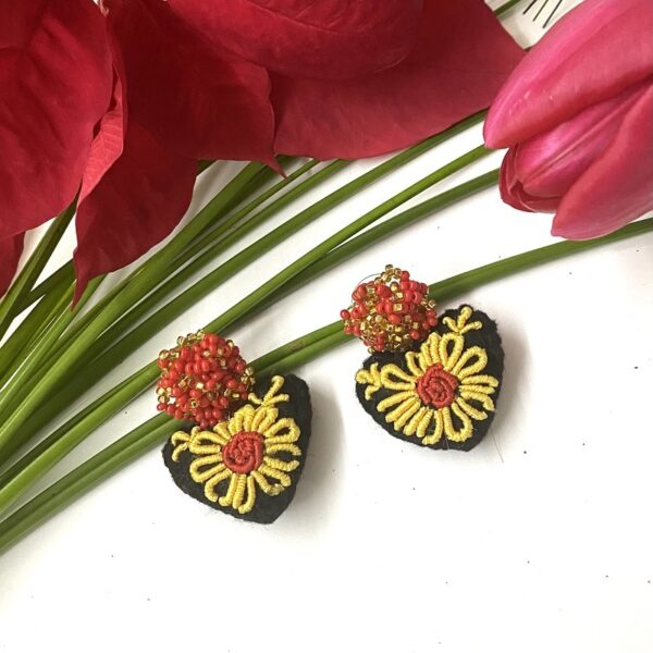 Aretes bordados corazón amarillo