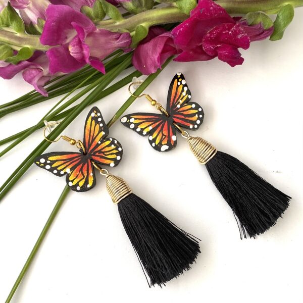 Aretes mariposa monarca con mechas