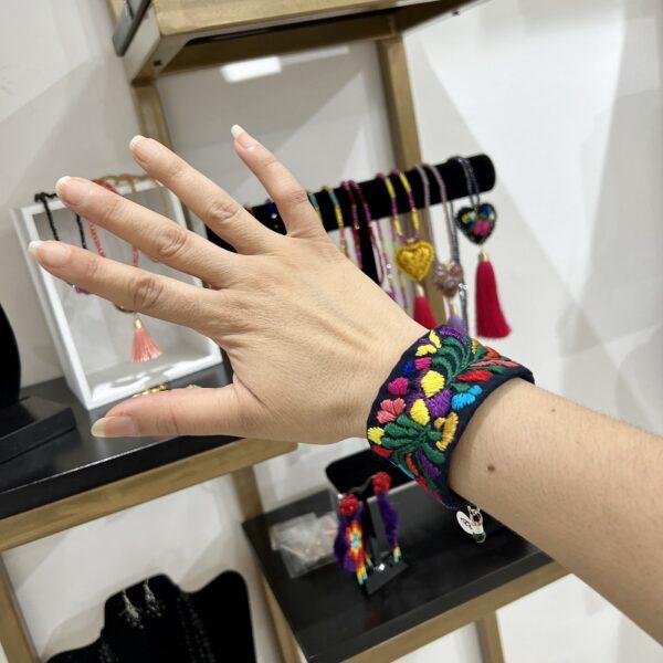Brazalete multicolor bordado San Antonino - Imagen 2