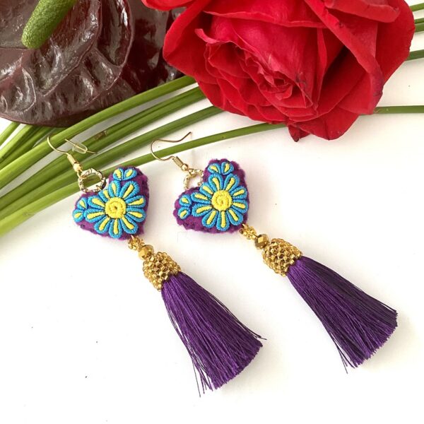 aretes-bordado-corazon-borla-morada