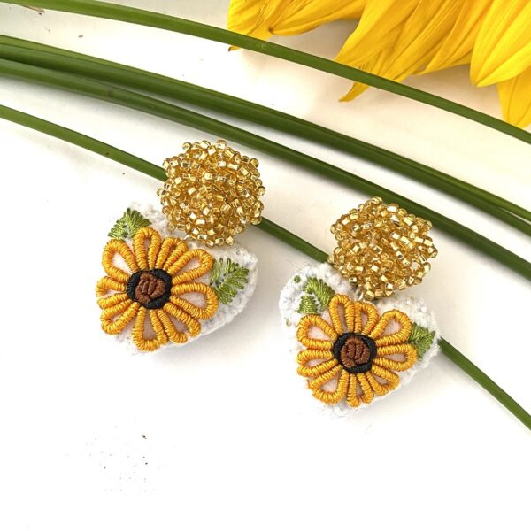 aretes-bordados-corazon-girasol