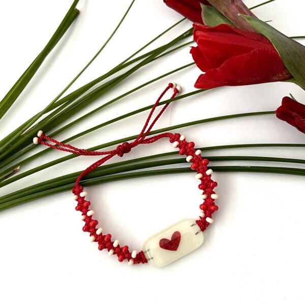 pulsera-blanca-con-corazon