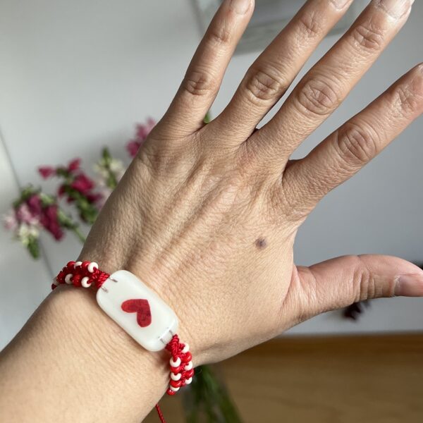 pulsera-blanca-con-corazon-puesta