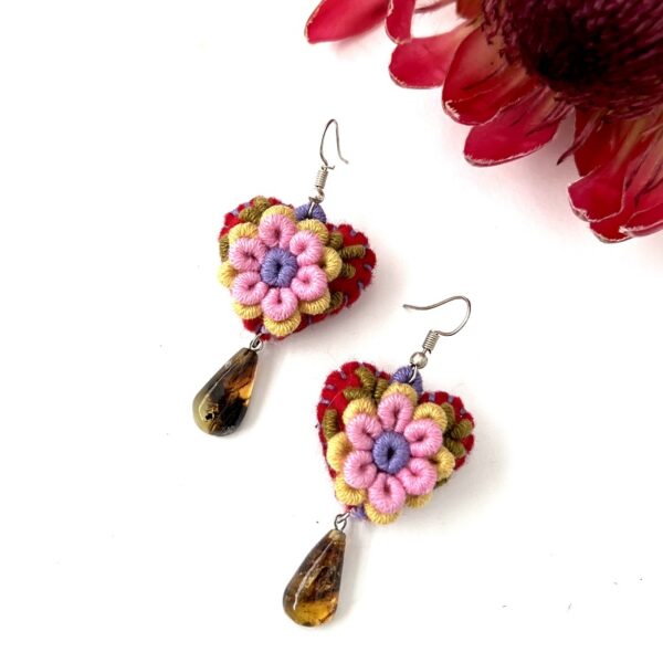 aretes-bordados-fuschia-con-ambar1