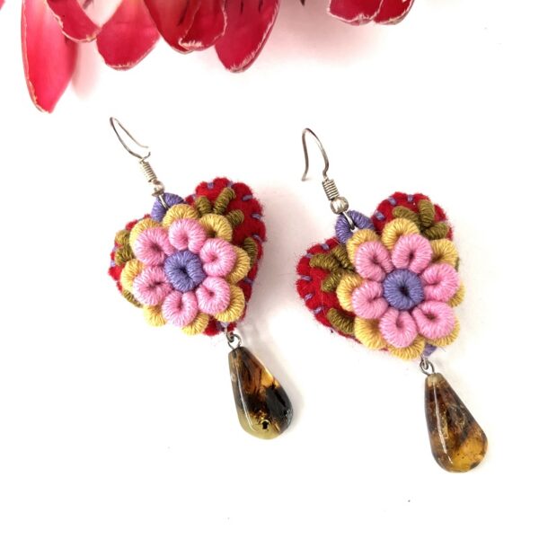 Aretes bordados fuschia con ámbar - Imagen 2