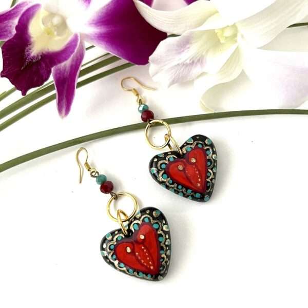 aretes-corazon-rojo-con-negro