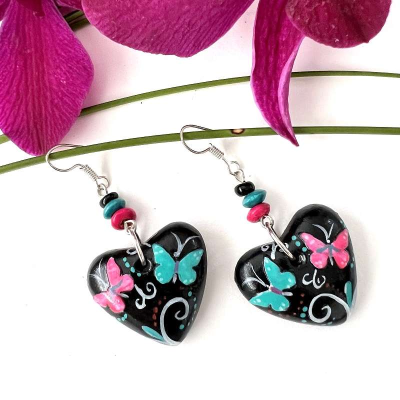 Aretes de corazón negros con mariposas