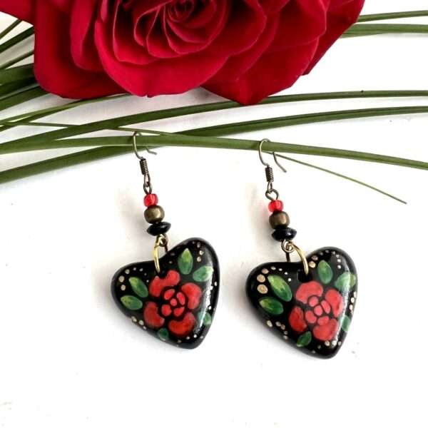 Aretes de corazón negros con flor