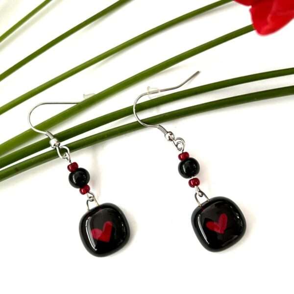 aretes negros con corazón