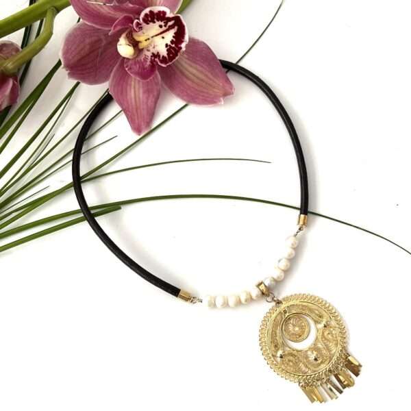 Collar piel con filigrana y perlas