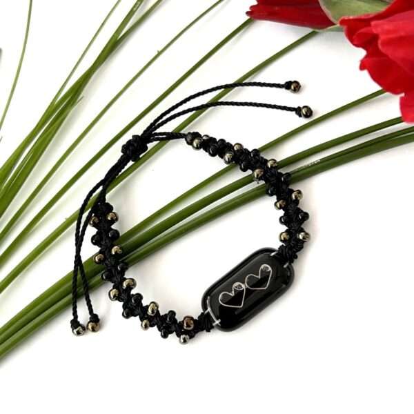 pulsera negra corazones