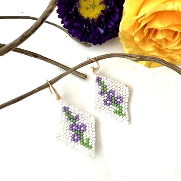 aretes chaquiras blanco con morado