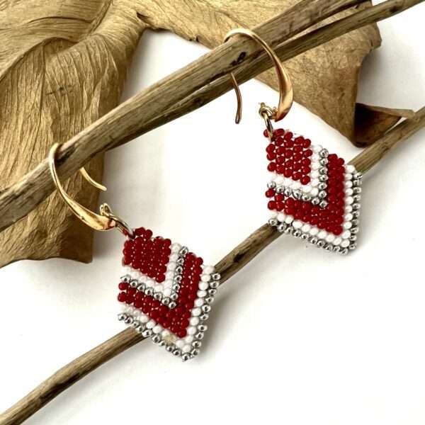 Aretes chaquiras rojos con blanco