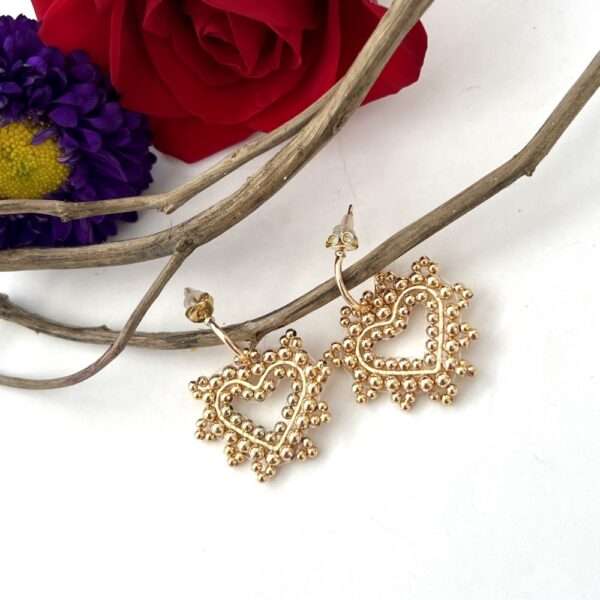 aretes corazones dorados