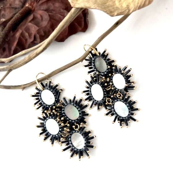 aretes grandes negros con madreperla