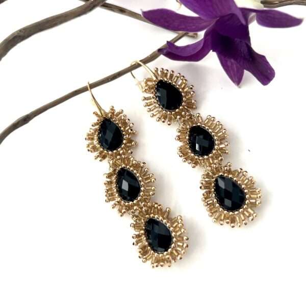 aretes largos negros con dorado