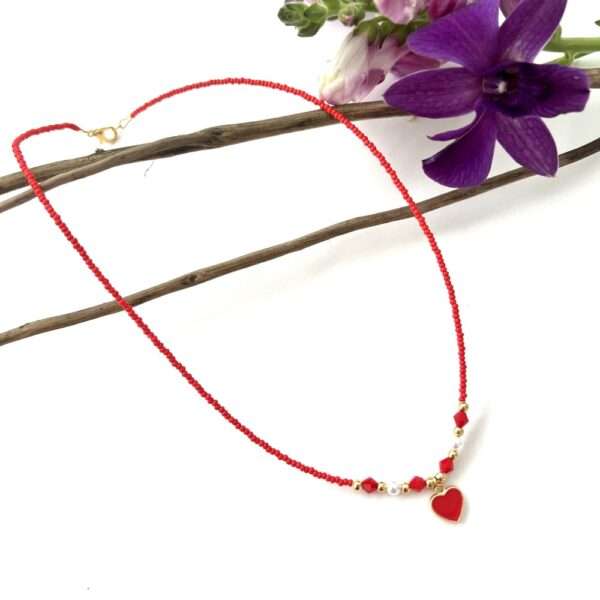 collar-chaquiras-con-corazón-rojo