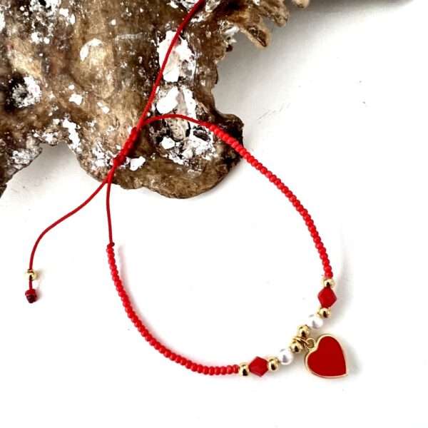 Pulsera chaquiras con corazón rojo