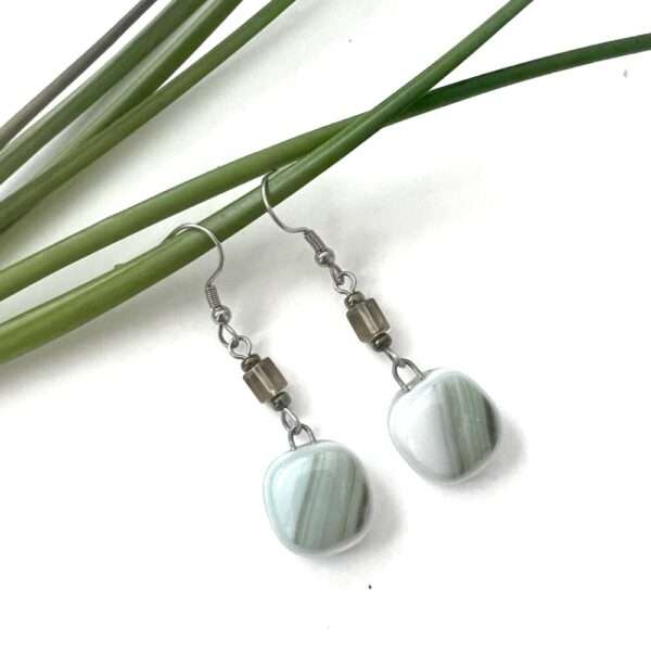 aretes blanco con verde