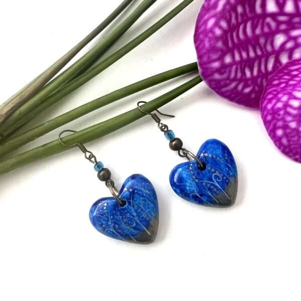 aretes de corazón azules