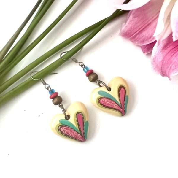 aretes de corazón beige