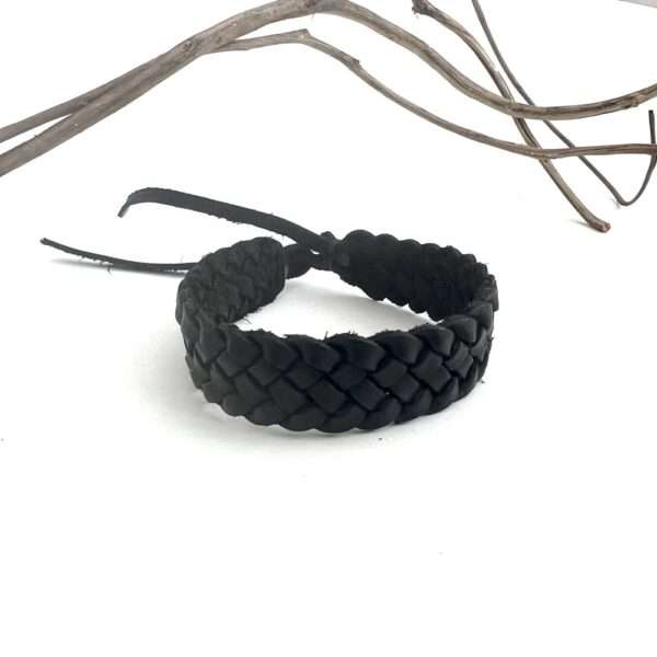 pulsera piel negra cuatro hilos