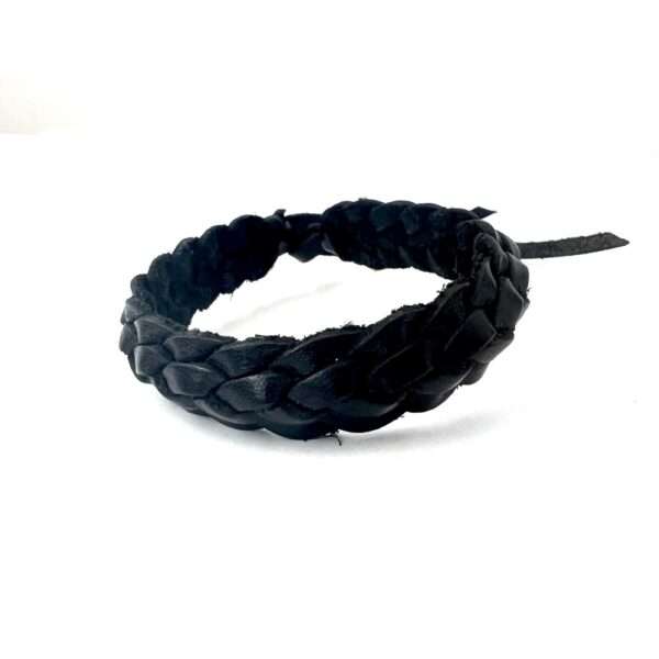 pulsera piel negra piramidal