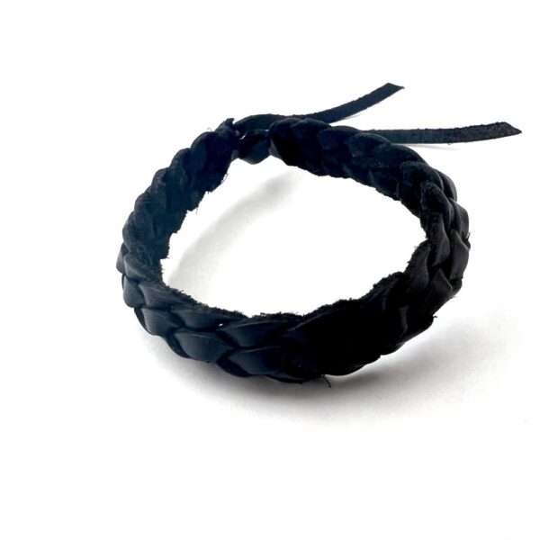 pulsera piel negra piramidal