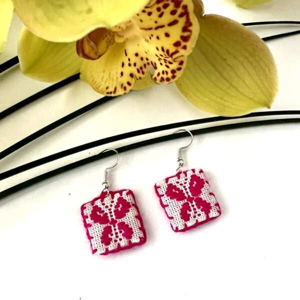 aretes mariposa rosa bordados