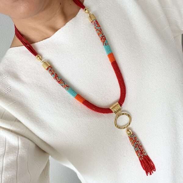 Collar largo chaquiras rojo con turquesa - Imagen 3