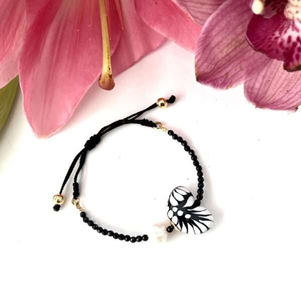 pulsera corazón blanco con negro