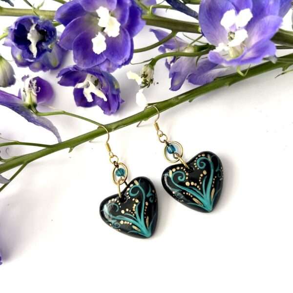 aretes de corazón negro con turquesa