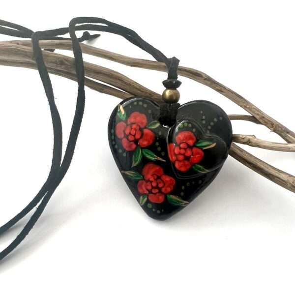 collar grande corazón negro con rosas