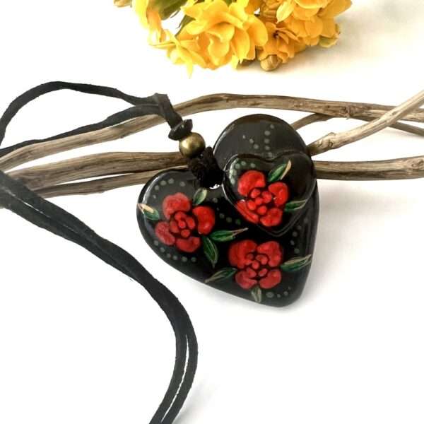 collar grande corazón negro con rosas