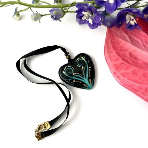 collar grande corazón negro con turquesa