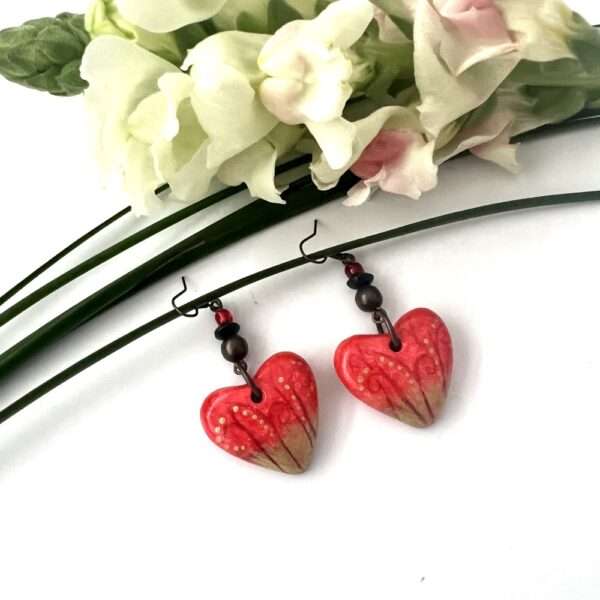 aretes de corazón rojo con dorado