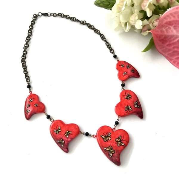 collar de corazones con monarcas