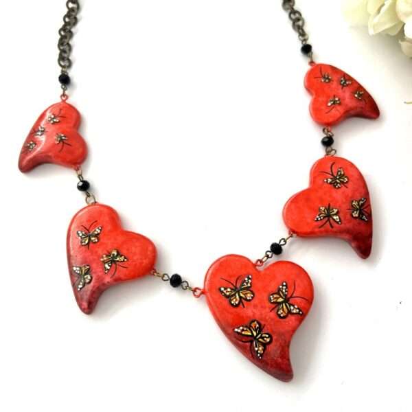 collar de corazones con monarcas