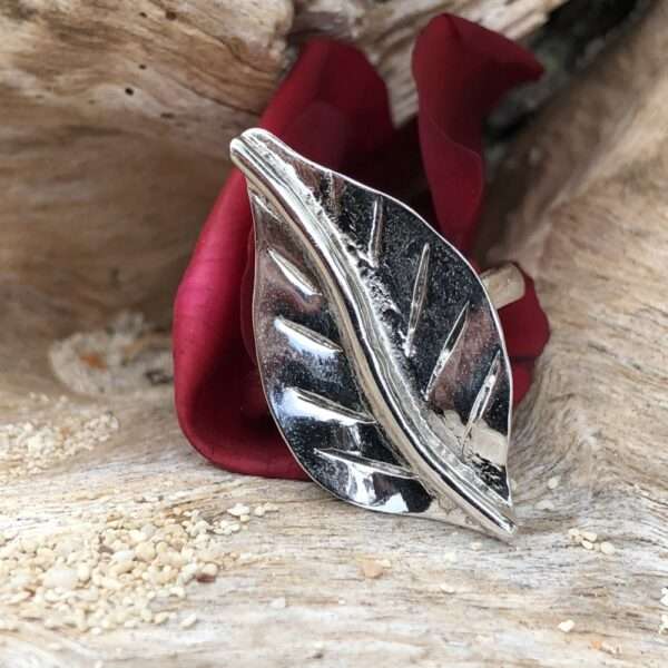 anillo plateado hoja curva