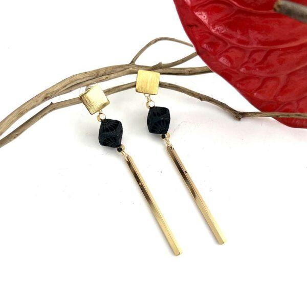 Aretes largos barro negro cubos