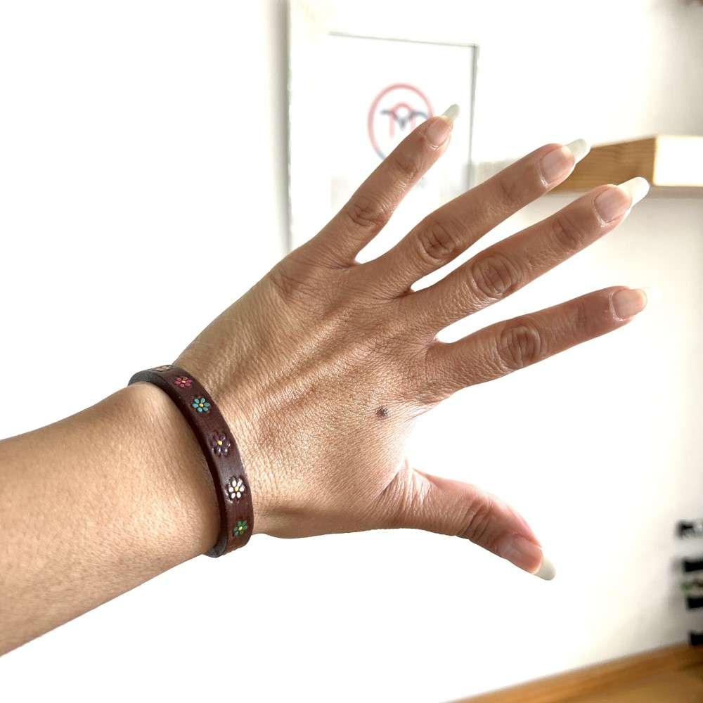 pulsera piel café flores chicas