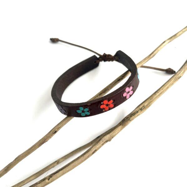 pulsera piel café flores grandes