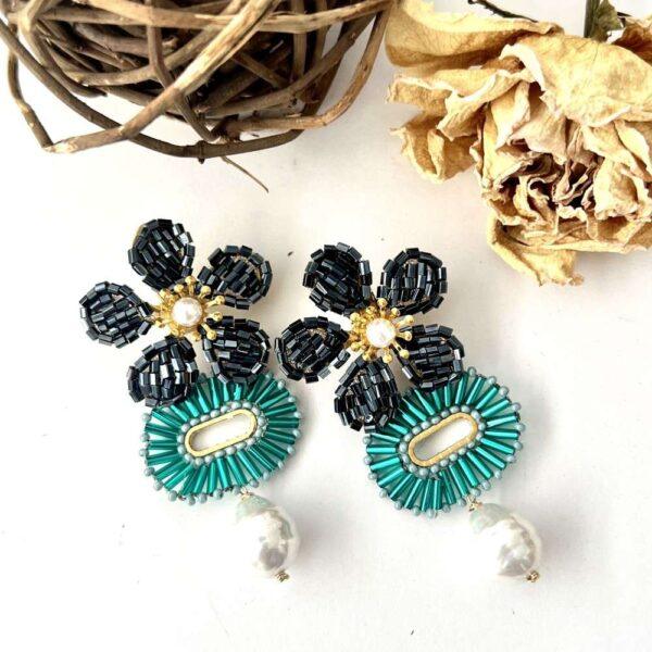 aretes flor gris con turquesa