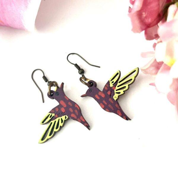 aretes de madera colibrí vino