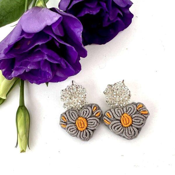 aretes bordado corazón gris