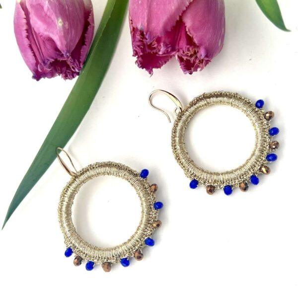 aretes dorados con azul y café