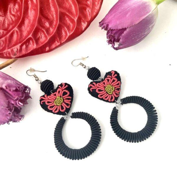 aretes bordados corazón rosa